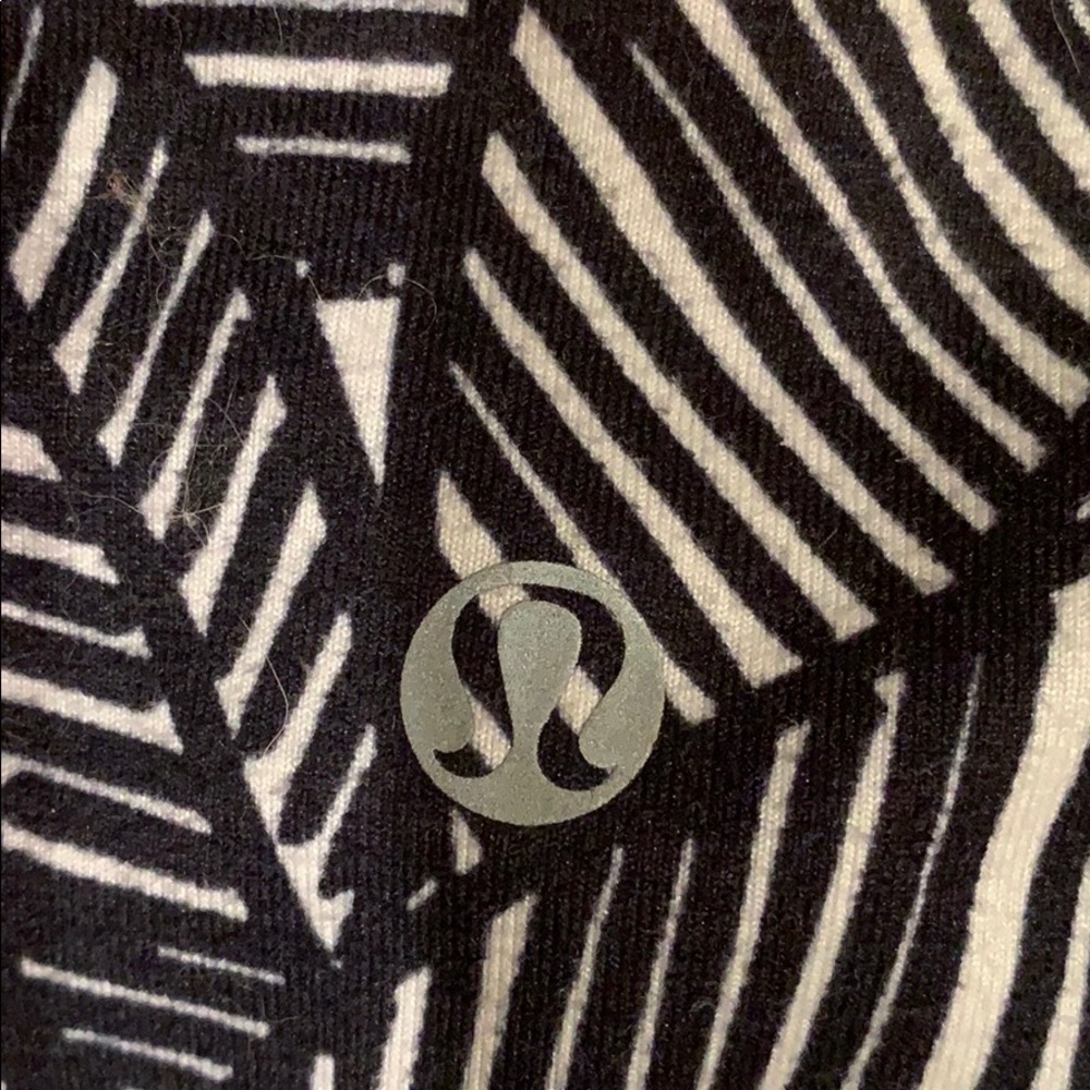 Adorable patterned lulu lemon leggings - Picture 3 of 3
